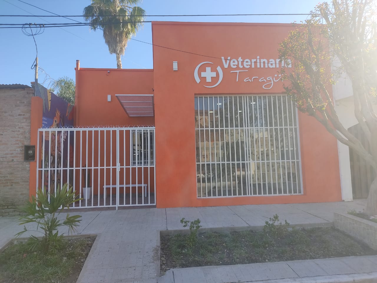 Entrada de Clínica Veterinaria Taragui